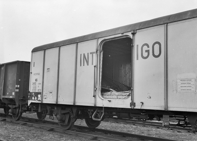 841153 Afbeelding van de beschadigde koelwagen NS 26602 (type S-CHVD) van Interfrigo te Amersfoort.